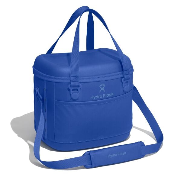 carryouttm-soft-cooler-15-l-x0 12pco382_carryout_cooler_15l_capri_blue_angled_1.jpg