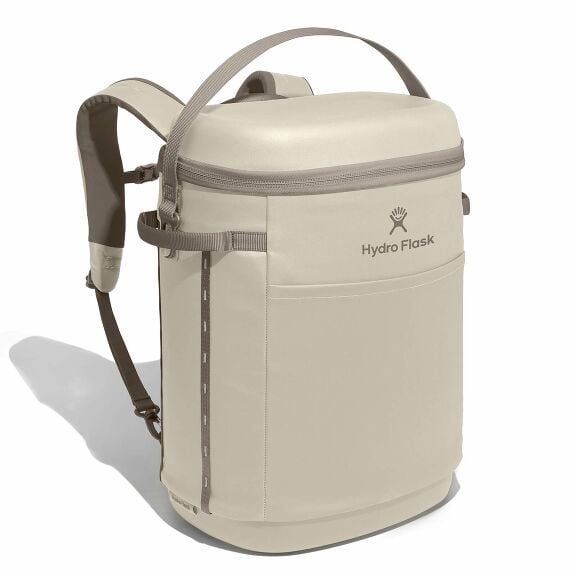 carryouttm-backpack-22-l-o3 18pco114-carryout-backpack-22l-oat-angled_1.jpg