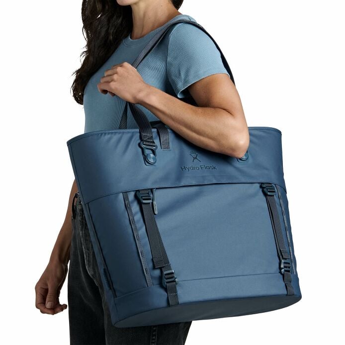 carryouttm-soft-cooler-tote-30-l-o4 250815_hydro_s26_hb_14614_2.jpg