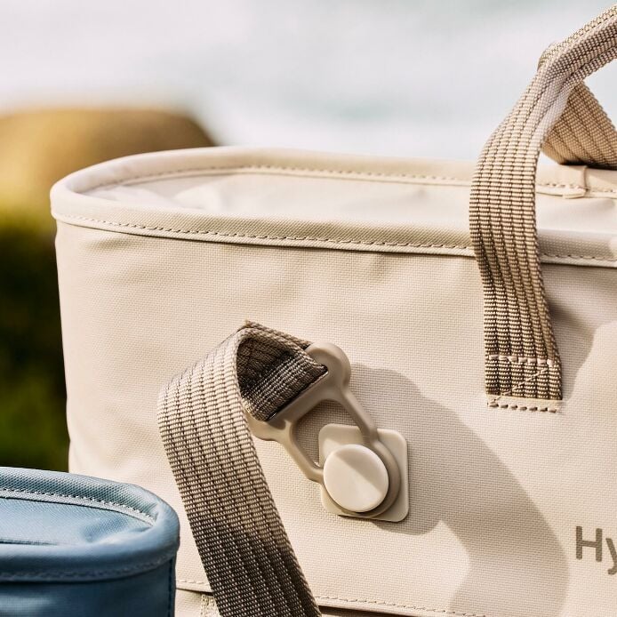 carryouttm-soft-cooler-tote-10-l-p8 hf_carryout_bouwer_d1_l1_torrey_pines_still_life_0123_4.jpg