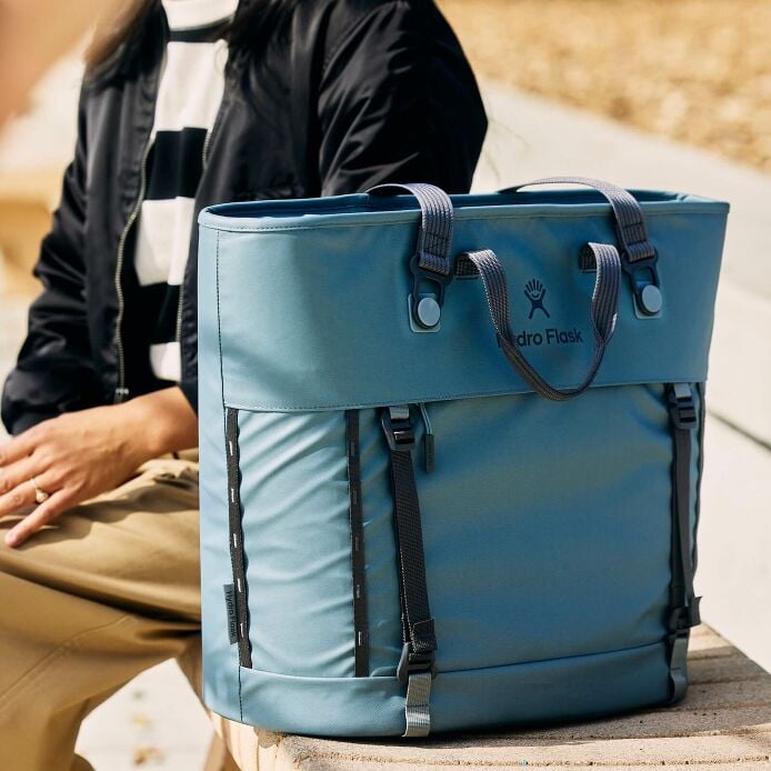 carryouttm-soft-cooler-tote-30-l-o4 hf_carryout_bouwer_d2_l2_parking_soccer_1930_1_1.jpg
