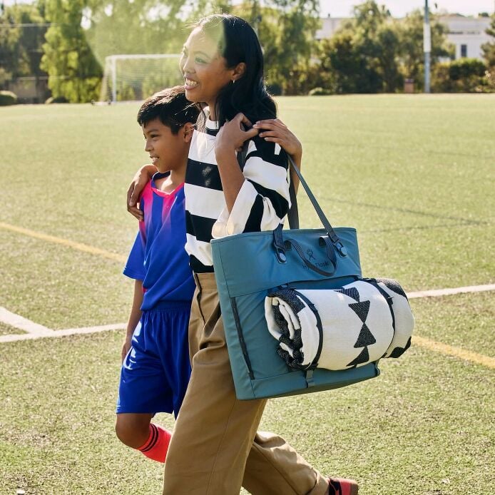 carryouttm-soft-cooler-tote-30-l-o4 hf_carryout_bouwer_d2_l2_parking_soccer_3406_1_1.jpg